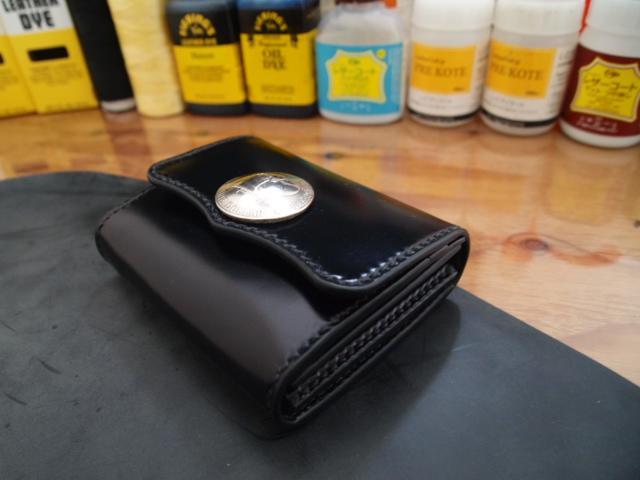 【受注製作】手縫いで作るコードバンのボタン式ミドル財布