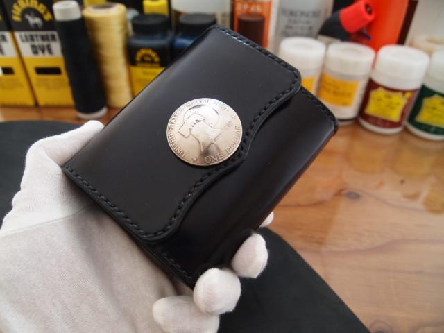 【受注製作】手縫いで作るコードバンのボタン式ミドル財布 | 3枚目