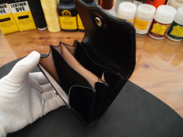 【受注製作】手縫いで作るコードバンのボタン式ミドル財布 | 8枚目